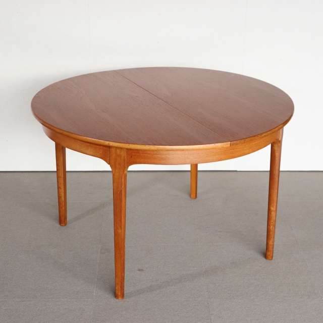 ネイサンNATHANのチーク材ラウンドダイニングテーブル