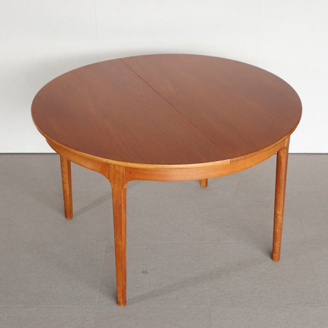 ネイサンNATHANのチーク材ラウンドダイニングテーブル