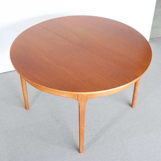 ネイサンNATHANのチーク材ラウンドダイニングテーブル