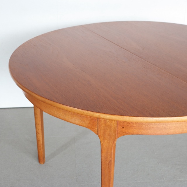 ネイサンNATHANのチーク材ラウンドダイニングテーブル