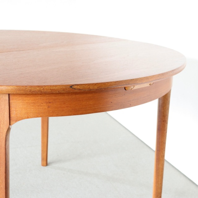 ネイサンNATHANのチーク材ラウンドダイニングテーブル