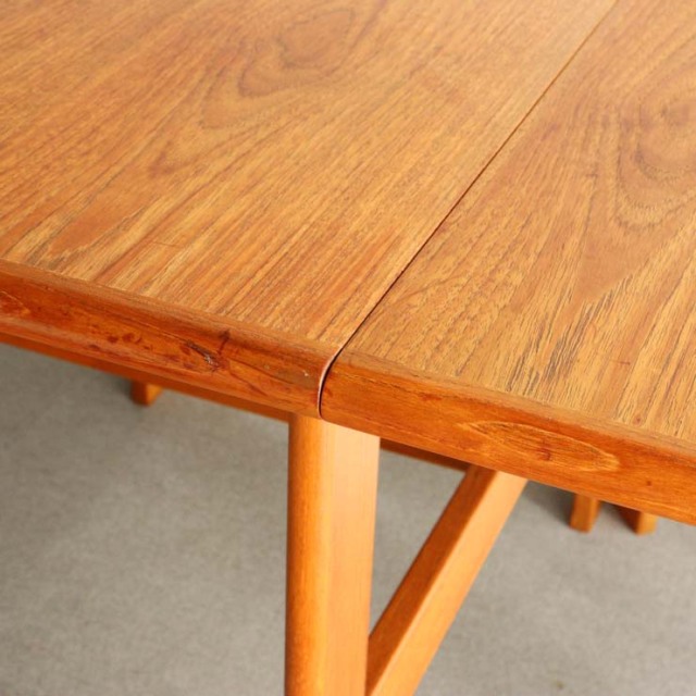北欧ヴィンテージ　デンマーク製の折りたたみ式ダイニングテーブル