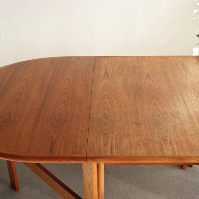 北欧ヴィンテージ　デンマーク製の折りたたみ式ダイニングテーブル