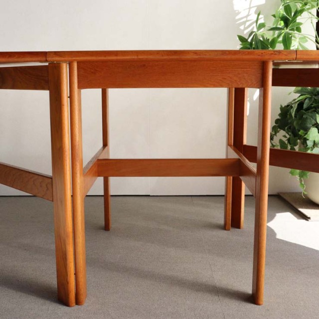 北欧ヴィンテージ　デンマーク製の折りたたみ式ダイニングテーブル