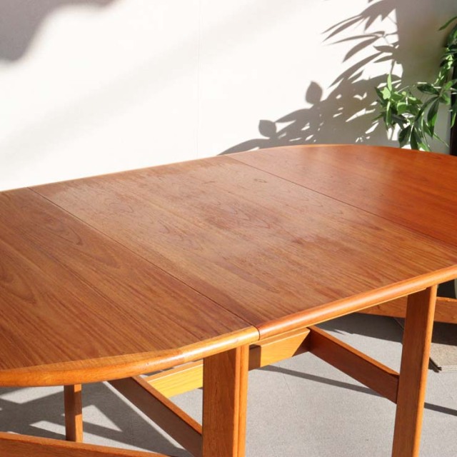 どなどなどーなーどーなー。北欧ヴィンテージの折りたたみ式ダイニング