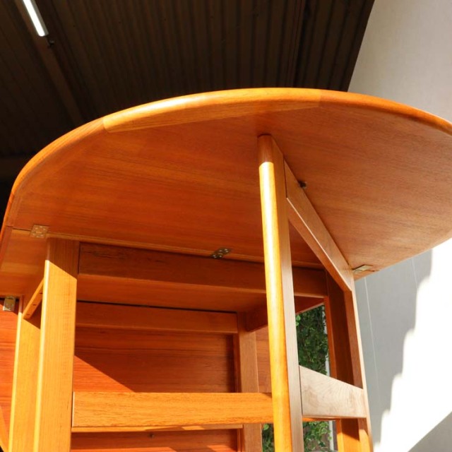 北欧ヴィンテージ　デンマーク製の折りたたみ式ダイニングテーブル