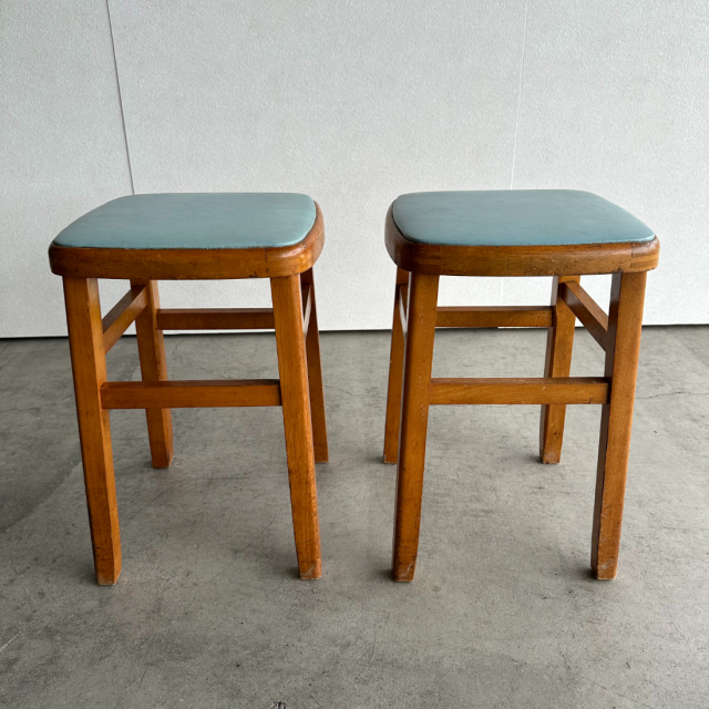 座面が水色のスツール2脚、24107a