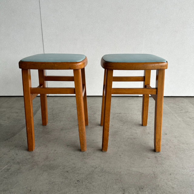 座面が水色のスツール2脚、24107a