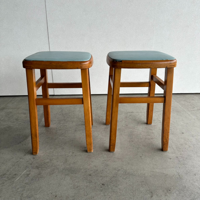 座面が水色のスツール2脚、24107a