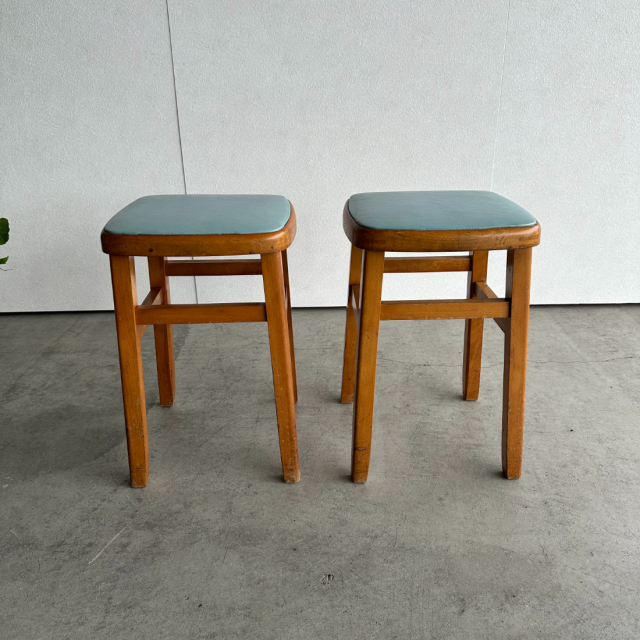 座面が水色のスツール2脚、24107a