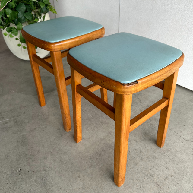 座面が水色のスツール2脚、24107a