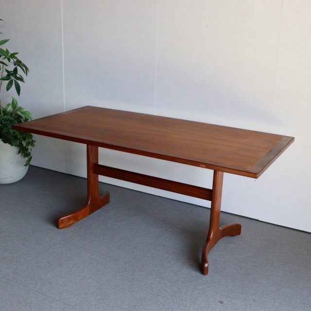 ジープランG-PLANのダイニングテーブル