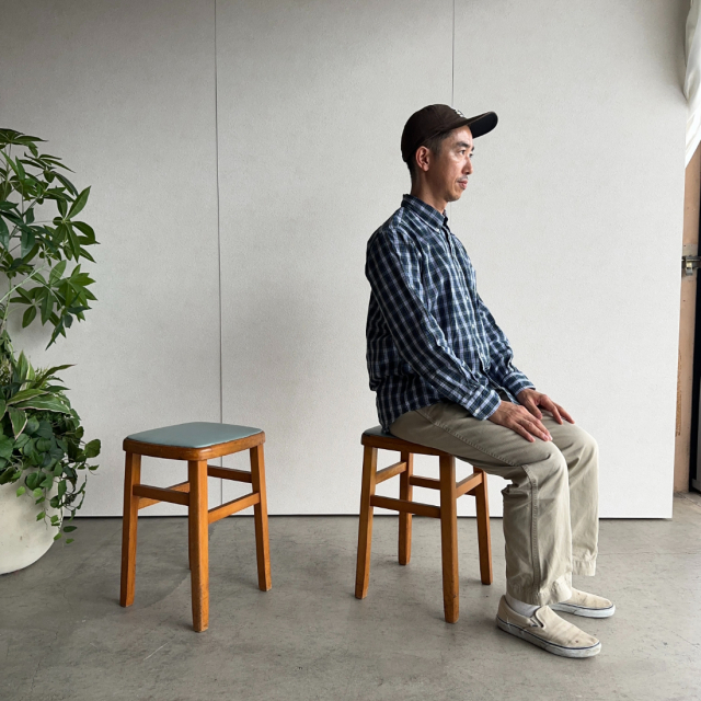 座面が水色のスツール2脚、24107a