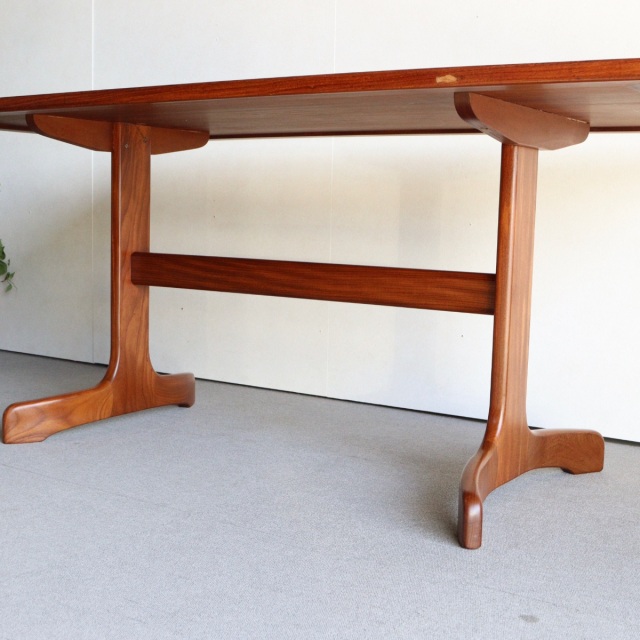 ジープランG-PLANのダイニングテーブル