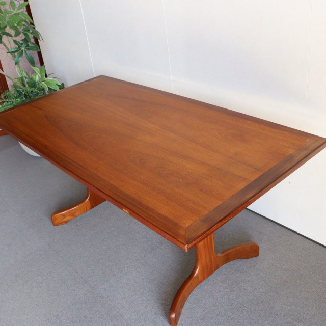 ジープランG-PLANのダイニングテーブル