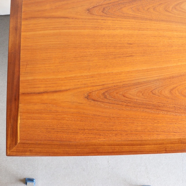 ジープランG-PLANのダイニングテーブル