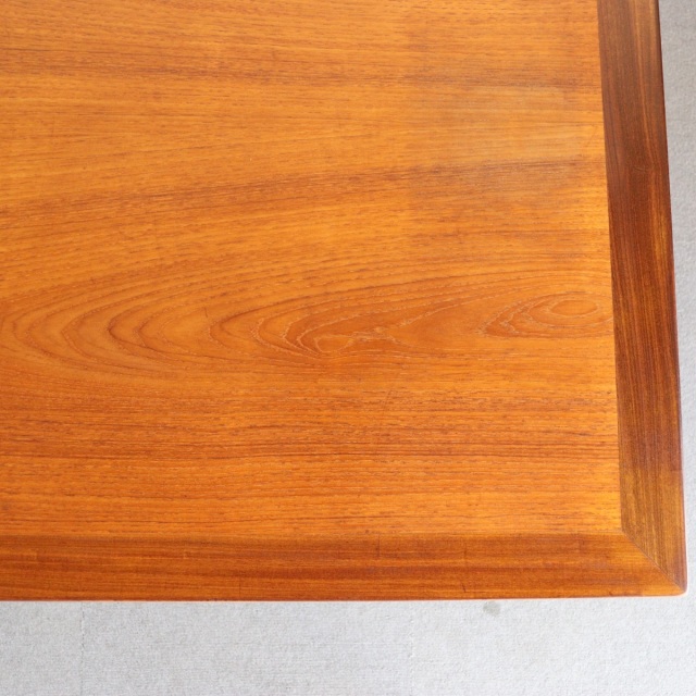 ジープランG-PLANのダイニングテーブル