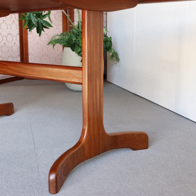 ジープランG-PLANのダイニングテーブル