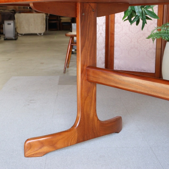 ジープランG-PLANのダイニングテーブル