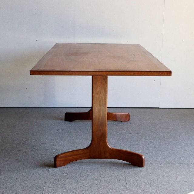 ジープランG-PLANのダイニングテーブル