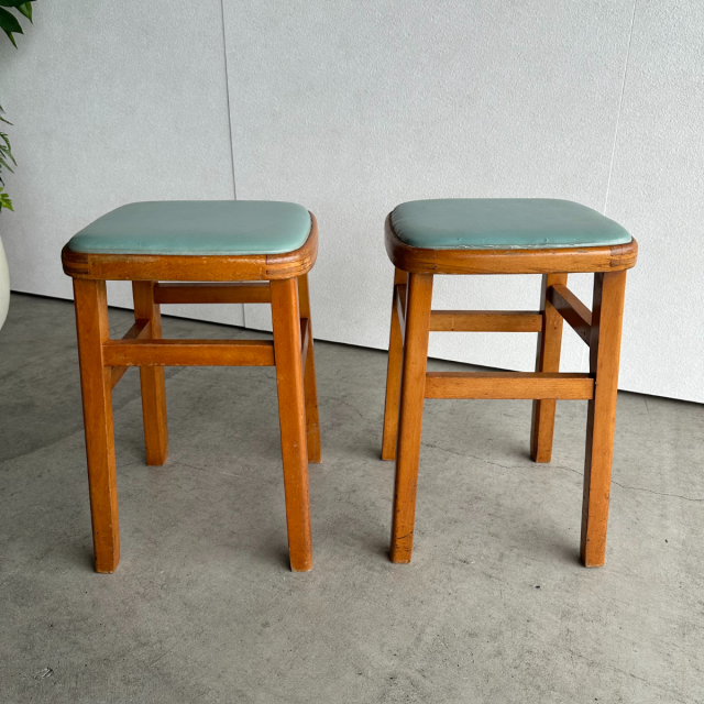 座面が水色のスツール2脚、24107b