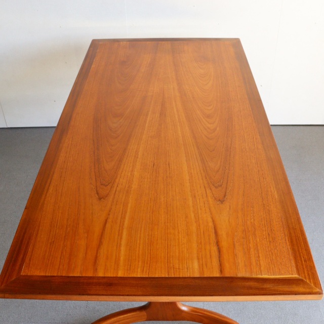 ジープランG-PLANのダイニングテーブル