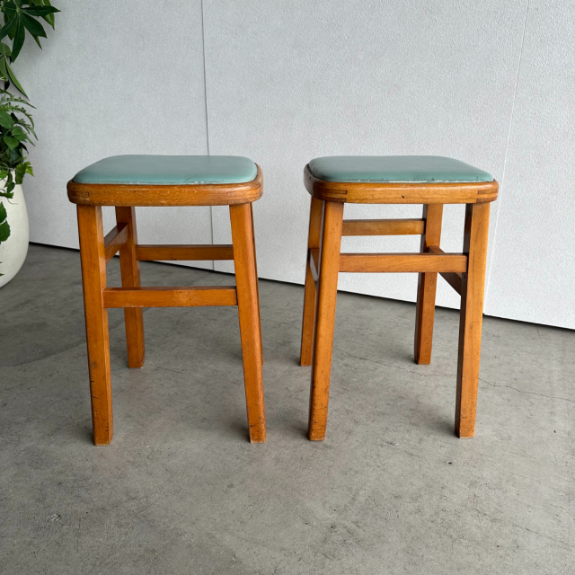 座面が水色のスツール2脚、24107b