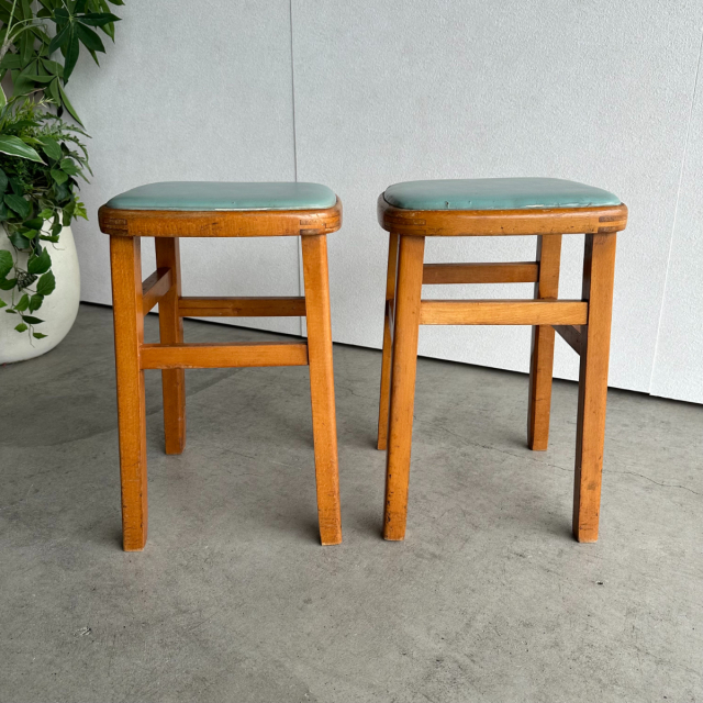 座面が水色のスツール2脚、24107b