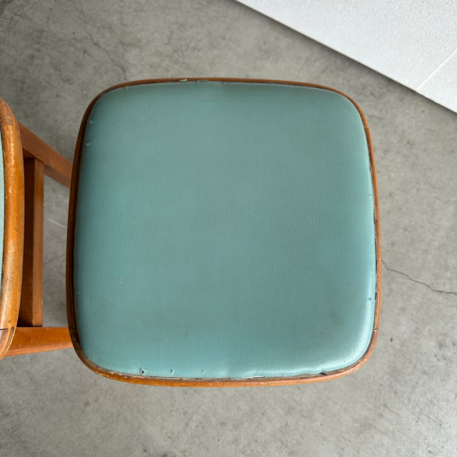 座面が水色のスツール2脚、24107b