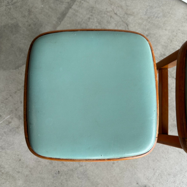 座面が水色のスツール2脚、24107b