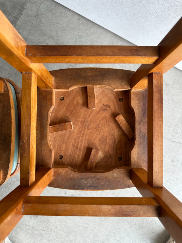 座面が水色のスツール2脚、24107a