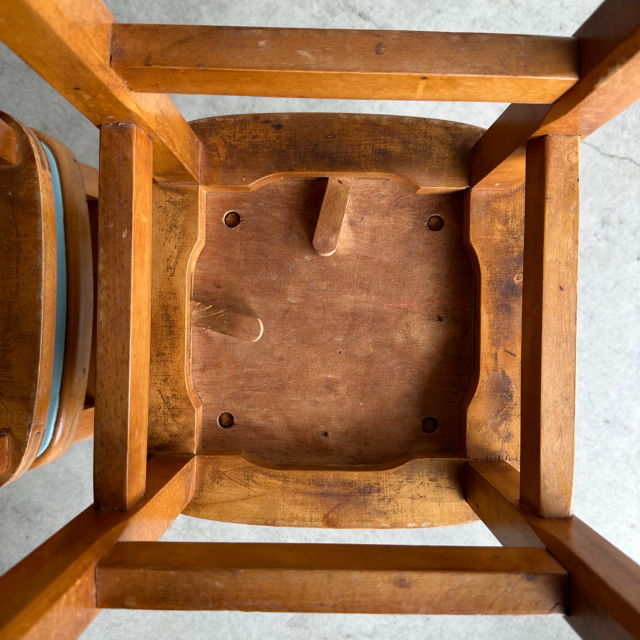 座面が水色のスツール2脚、24107b