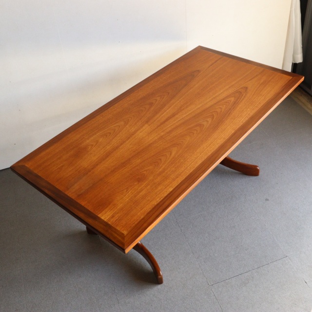 ジープランG-PLANのダイニングテーブル