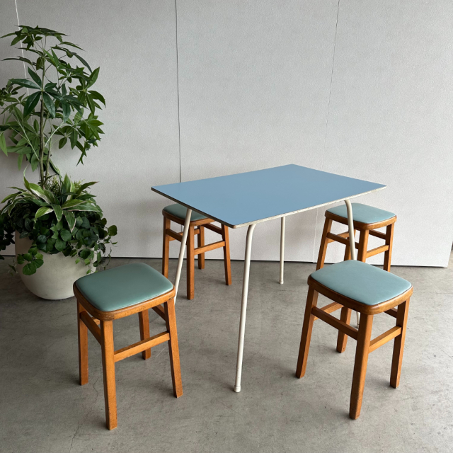 座面が水色のスツール2脚、24107a