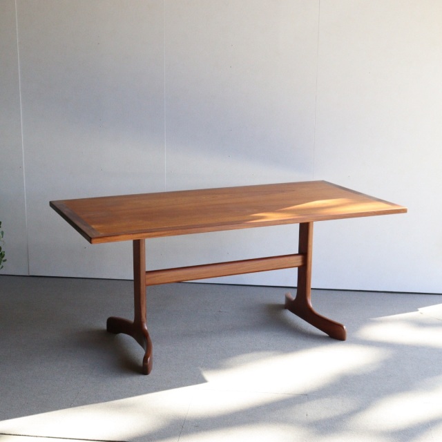 ジープランG-PLANのダイニングテーブル