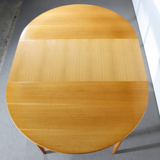 デンマーク製ラウンドダイニングテーブル