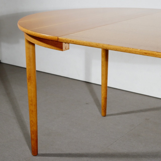 デンマーク製ラウンドダイニングテーブル