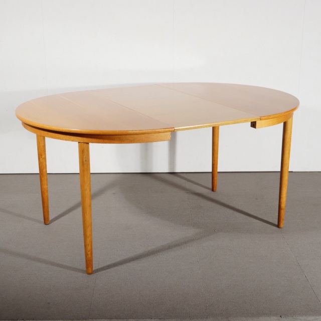 デンマーク製ラウンドダイニングテーブル