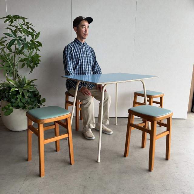 座面が水色のスツール2脚、24107a