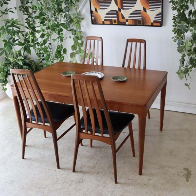 チーク材のダイニングテーブル、色は茶色、脚は細いデザイン、拡張可能な天板、４人掛け、商品番号【122043】