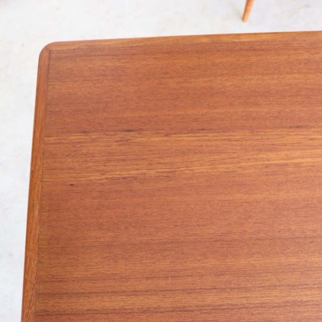 チーク材のダイニングテーブル、色は茶色、脚は細いデザイン、拡張可能な天板、４人掛け、商品番号【122043】