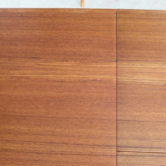 チーク材のダイニングテーブル、色は茶色、脚は細いデザイン、拡張可能な天板、４人掛け、商品番号【122043】