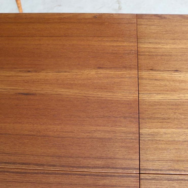 チーク材のダイニングテーブル、色は茶色、脚は細いデザイン、拡張可能な天板、４人掛け、商品番号【122043】