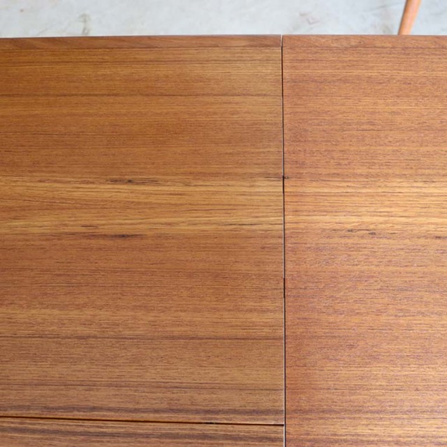 チーク材のダイニングテーブル、色は茶色、脚は細いデザイン、拡張可能な天板、４人掛け、商品番号【122043】