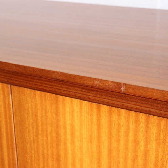 英国ヴィンテージのデスク。鍵をかけると、箱型になる。