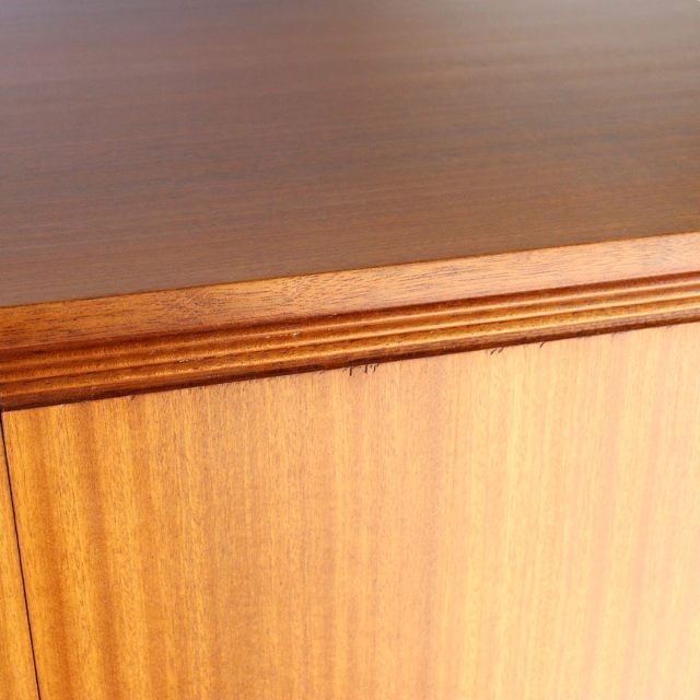 英国ヴィンテージのデスク。鍵をかけると、箱型になる。