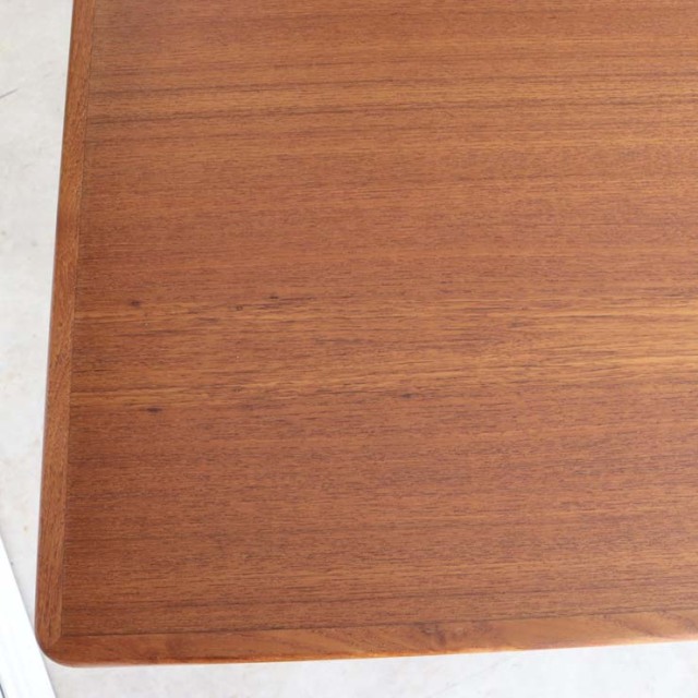 チーク材のダイニングテーブル、色は茶色、脚は細いデザイン、拡張可能な天板、４人掛け、商品番号【122043】