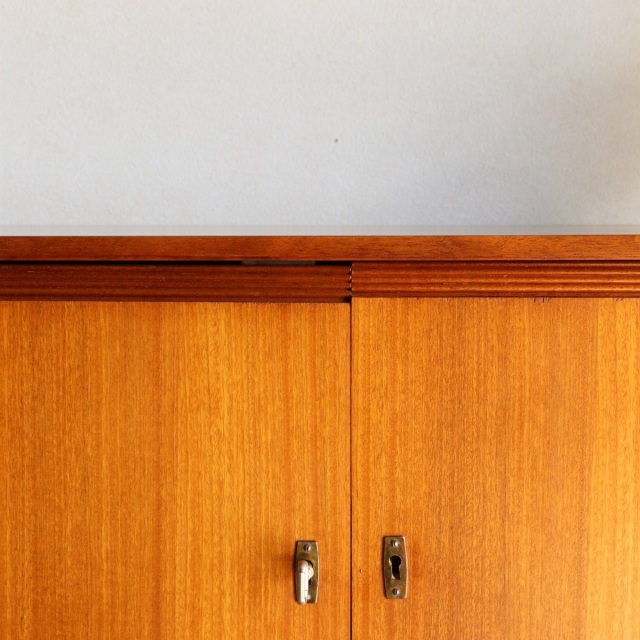 英国ヴィンテージのデスク。鍵をかけると、箱型になる。