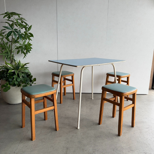 座面が水色のスツール2脚、24107a