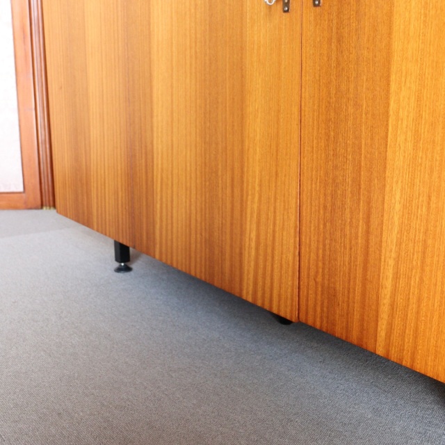 英国ヴィンテージのデスク。鍵をかけると、箱型になる。